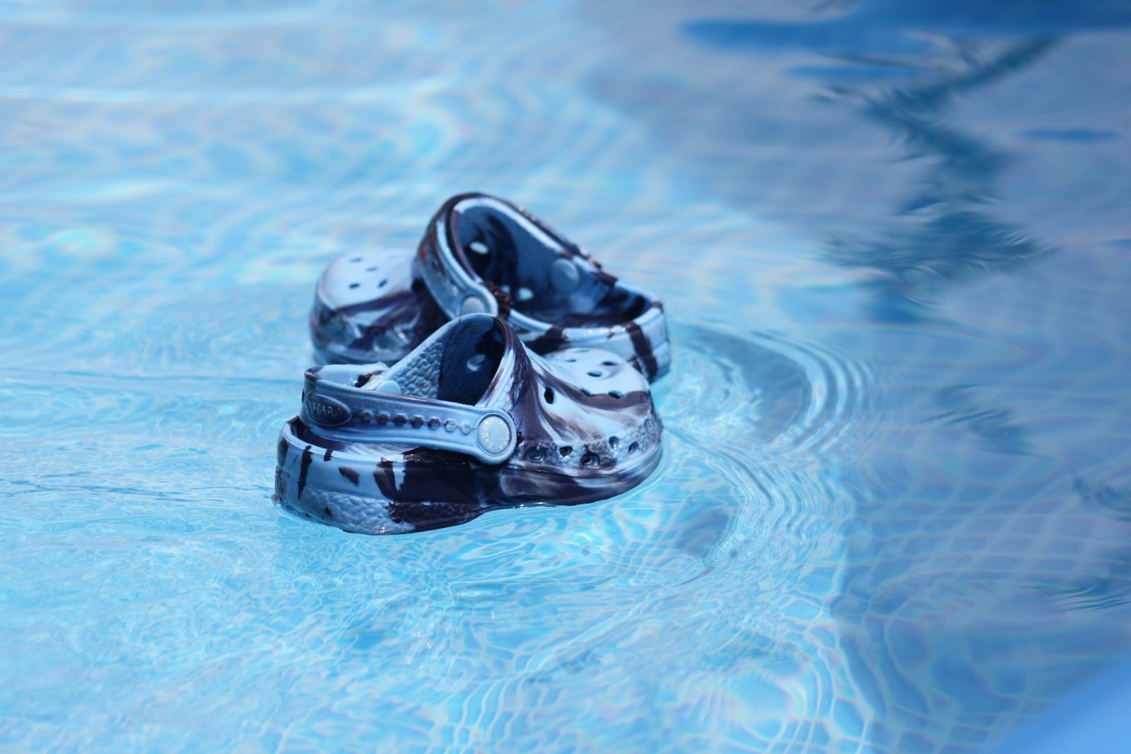 С обувки и във водата