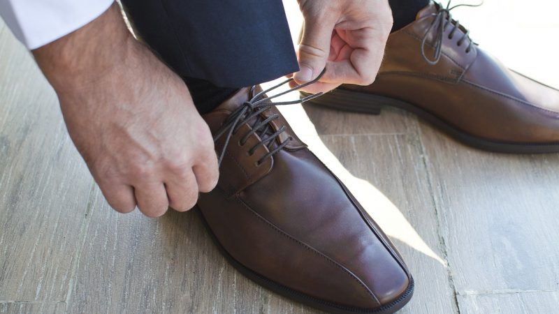 Как да завържем връзките на различни обувки?